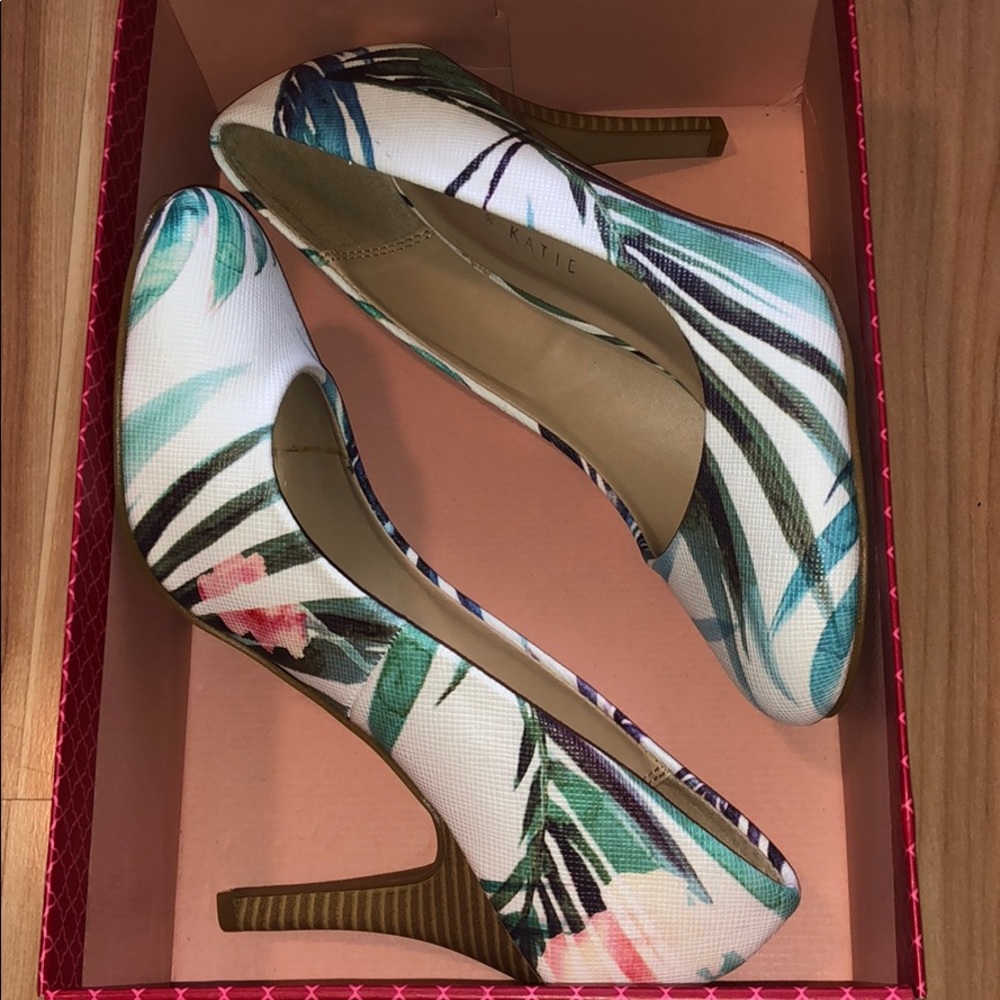 BRAND NEW COLORFUL FLORAL HEELS SIZE 8